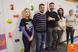 La asociación Apanah inaugura un rocódromo en su sede